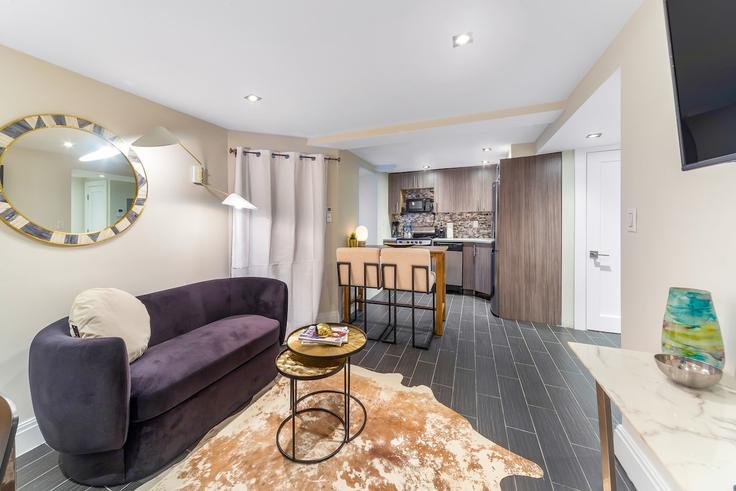 Manhattan, New York에 위치한 Building East 58th Street - paradisesuites - 1051297 유닛의 세련된 인테리어가 돋보이는 거실