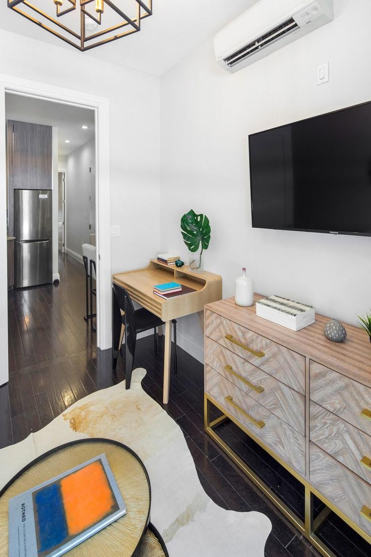 Elegante sala de estar con mobiliario moderno en un apartamento en Building East 62nd Street - paradisesuites - 1051302 en Manhattan, New York Elegante sala de estar con mobiliario moderno en un apartamento en Building East 62nd Street - paradisesuites - 1051302 en Manhattan, New York