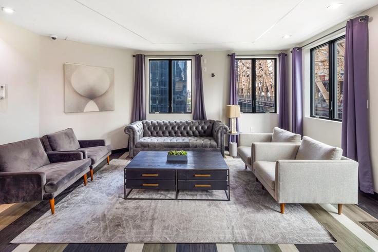 Building York Avenue - paradisesuites - 1051324 adresindeki bir dairede modern mobilyalarla zarif bir şekilde tasarlanmış oturma odası Manhattan, New York Building York Avenue - paradisesuites - 1051324 adresindeki bir dairede modern mobilyalarla zarif bir şekilde tasarlanmış oturma odası Manhattan, New York