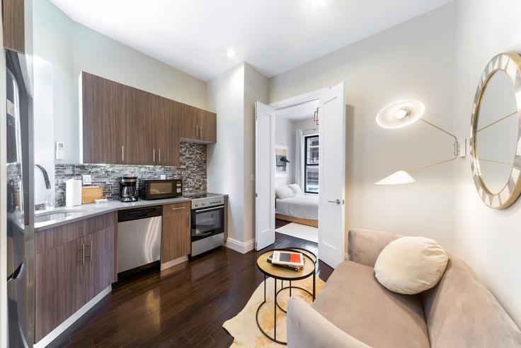 Sala de estar elegantemente projetada com móveis modernos em um apartamento no Building East 59th Street - paradisesuites - 1051320 em Manhattan, New York Sala de estar elegantemente projetada com móveis modernos em um apartamento no Building East 59th Street - paradisesuites - 1051320 em Manhattan, New York