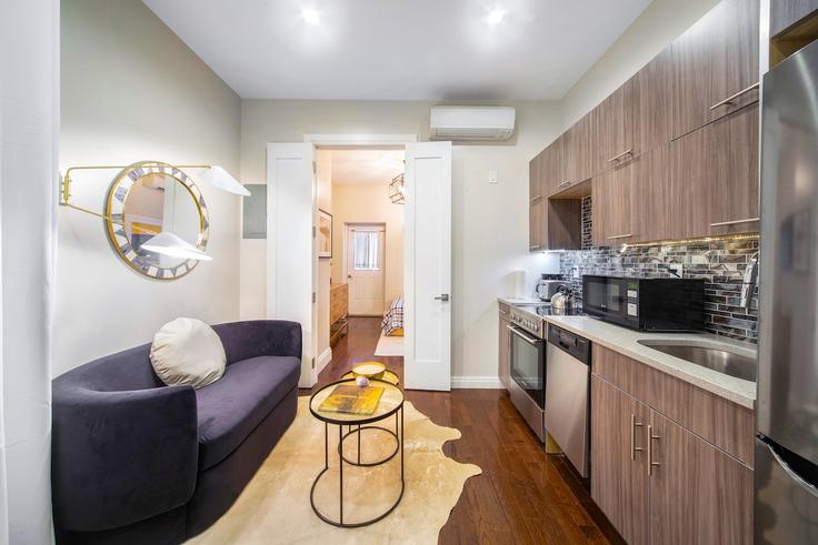 Elegant gestaltetes Wohnzimmer mit moderner Einrichtung in einer Wohnung im Building East 59th Street - paradisesuites - 1051325 in Manhattan, New York