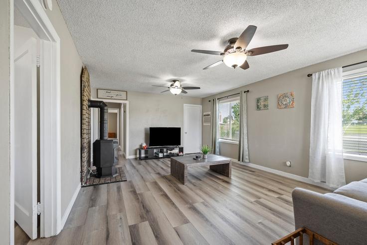 Salle de séjour élégante avec mobilier moderne dans un appartement à Building Northeast 3rd Street - parency-pm - 1529260 à Hermiston, Hermiston