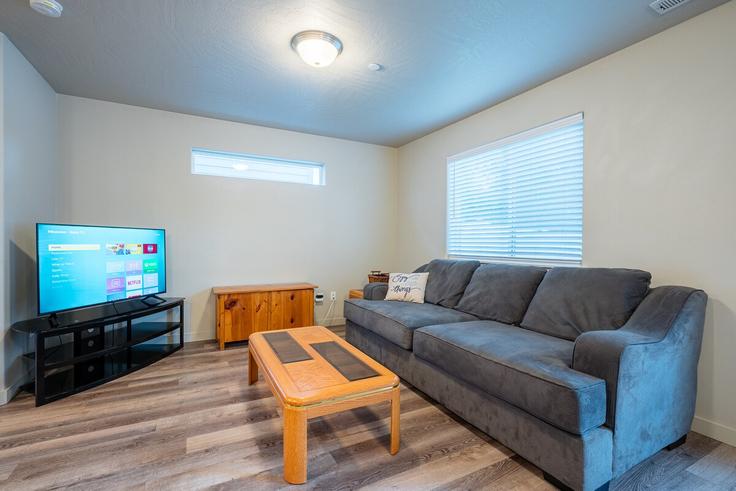 Elegant gestaltetes Wohnzimmer mit moderner Einrichtung in einer Wohnung im Building South Kellogg Street - parency-property-management - 1324037 in Kennewick, Kennewick