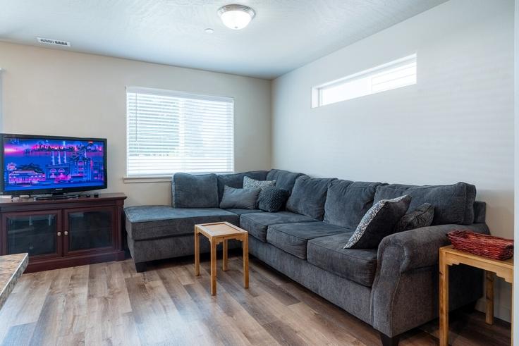 Elegant gestaltetes Wohnzimmer mit moderner Einrichtung in einer Wohnung im Building West 1st Place - parency-property-management - 1324034 in Kennewick, Kennewick Elegant gestaltetes Wohnzimmer mit moderner Einrichtung in einer Wohnung im Building West 1st Place - parency-property-management - 1324034 in Kennewick, Kennewick