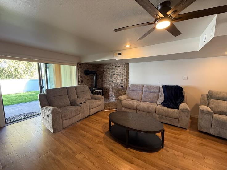 Elegant gestaltetes Wohnzimmer mit moderner Einrichtung in einer Wohnung im Building West 46th Avenue - parency-property-management - 1324048 in Kennewick, Kennewick Elegant gestaltetes Wohnzimmer mit moderner Einrichtung in einer Wohnung im Building West 46th Avenue - parency-property-management - 1324048 in Kennewick, Kennewick