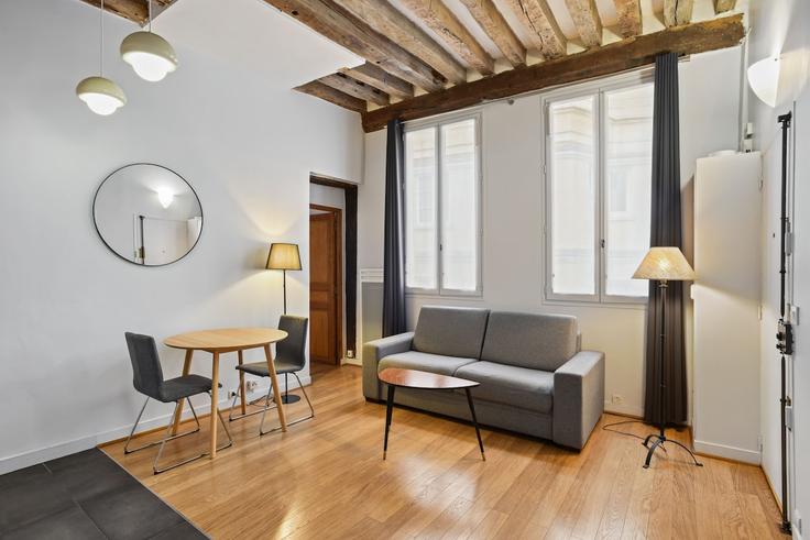 Paris 2nd arrondissementのBuilding Rue d'Argout - paris-appartements-services - 1564038のアパートメントにある、モダンな家具を備えたエレガントなデザインのリビングルーム Paris 2nd arrondissementのBuilding Rue d'Argout - paris-appartements-services - 1564038のアパートメントにある、モダンな家具を備えたエレガントなデザインのリビングルーム