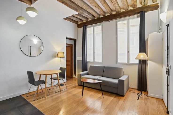 Paris 2nd arrondissementのBuilding Rue d'Argout - paris-appartements-services - 1564038のアパートメントにある、モダンな家具を備えたエレガントなデザインのリビングルーム Paris 2nd arrondissementのBuilding Rue d'Argout - paris-appartements-services - 1564038のアパートメントにある、モダンな家具を備えたエレガントなデザインのリビングルーム