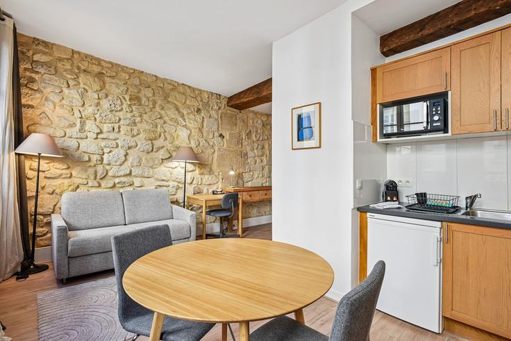 Salle de séjour élégante avec mobilier moderne dans un appartement à Building Rue Saint-Sauveur - paris-appartements-services - 1548768 à 2nd arrondissement, Paris Salle de séjour élégante avec mobilier moderne dans un appartement à Building Rue Saint-Sauveur - paris-appartements-services - 1548768 à 2nd arrondissement, Paris