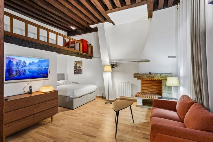 Elegant gestaltetes Wohnzimmer mit moderner Einrichtung in einer Wohnung im Building Rue de Rivoli - paris-appartements-services - 1523233 in 1st arrondissement, Paris Elegant gestaltetes Wohnzimmer mit moderner Einrichtung in einer Wohnung im Building Rue de Rivoli - paris-appartements-services - 1523233 in 1st arrondissement, Paris