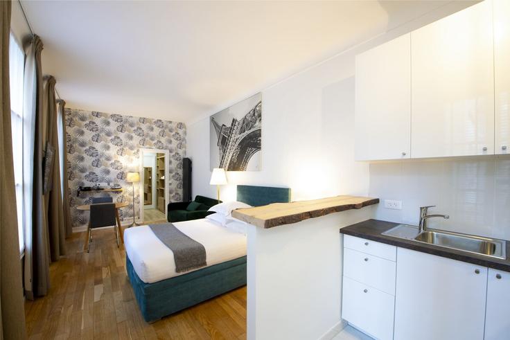 Paris 2nd arrondissementのBuilding Rue d'Argout - paris-appartements-services - 1523240のアパートメントにある、モダンな家具を備えたエレガントなデザインのリビングルーム