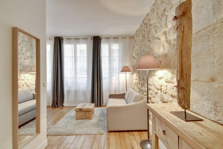Elegante sala de estar con mobiliario moderno en un apartamento en Building Rue Saint-Sauveur - paris-appartements-services - 1548768 en 2nd arrondissement, Paris