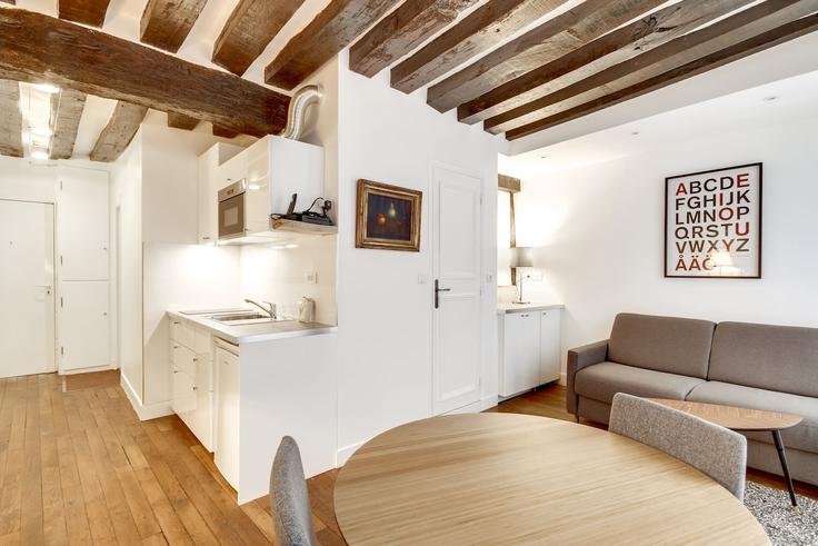 Paris 2nd arrondissementのBuilding Rue Dussoubs - paris-appartements-services - 1523242のアパートメントにある、モダンな家具を備えたエレガントなデザインのリビングルーム