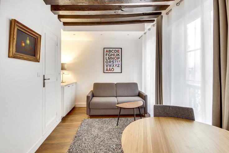 Sala de estar elegantemente projetada com móveis modernos em um apartamento no Building Rue Dussoubs - paris-appartements-services - 1523242 em 2nd arrondissement, Paris