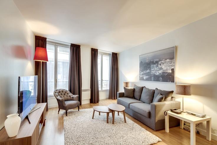Salle de séjour élégante avec mobilier moderne dans un appartement à Building Rue du Mail - paris-appartements-services - 1523245 à 2nd arrondissement, Paris