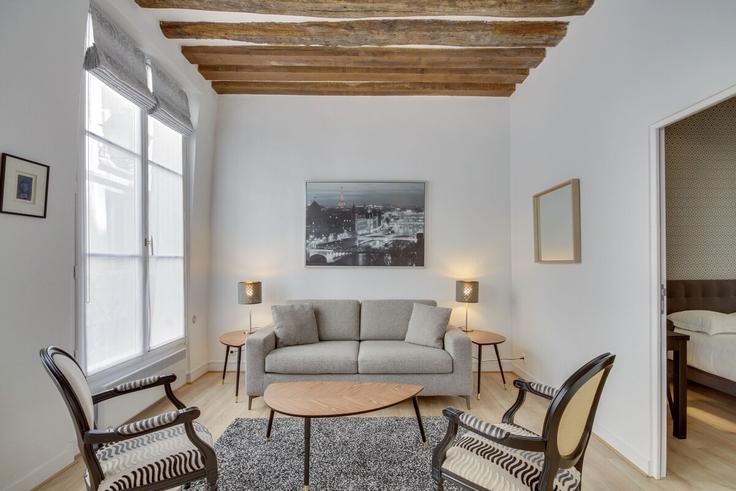 Building Rue Réaumur - paris-appartements-services - 1532076 adresindeki bir dairede modern mobilyalarla zarif bir şekilde tasarlanmış oturma odası 2nd arrondissement, Paris