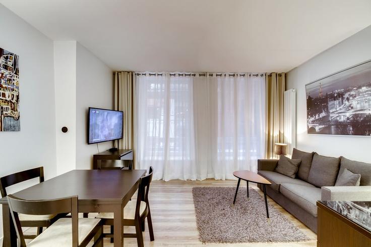 Sala de estar elegantemente projetada com móveis modernos em um apartamento no Building Square Pierre Lazareff - paris-appartements-services - 1523243 em 2nd arrondissement, Paris
