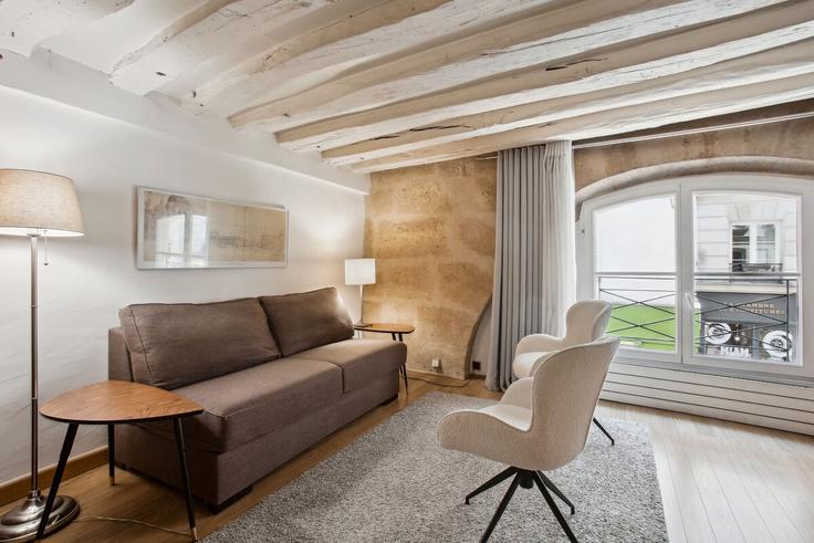 Elegante sala de estar con mobiliario moderno en un apartamento en Building Rue des Francs Bourgeois - paris-appartements-services - 1523246 en 3rd arrondissement, Paris