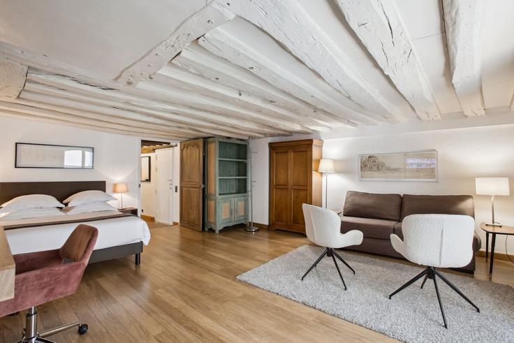 Building Rue des Francs Bourgeois - paris-appartements-services - 1523246 adresindeki bir dairede modern mobilyalarla zarif bir şekilde tasarlanmış oturma odası 3rd arrondissement, Paris Building Rue des Francs Bourgeois - paris-appartements-services - 1523246 adresindeki bir dairede modern mobilyalarla zarif bir şekilde tasarlanmış oturma odası 3rd arrondissement, Paris