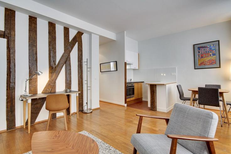 Sala de estar elegantemente projetada com móveis modernos em um apartamento no Building Square Pierre Lazareff - paris-appartements-services - 1523234 em 2nd arrondissement, Paris