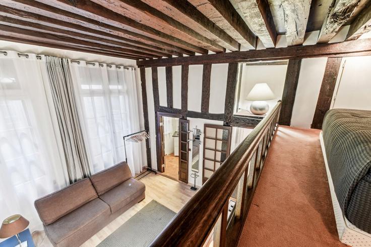 Sala de estar elegantemente projetada com móveis modernos em um apartamento no Building Rue de Rivoli - paris-appartements-services - 1523233 em 1st arrondissement, Paris
