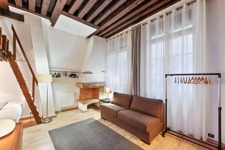 Elegant gestaltetes Wohnzimmer mit moderner Einrichtung in einer Wohnung im Building Rue de Rivoli - paris-appartements-services - 1523233 in 1st arrondissement, Paris
