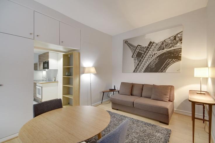 Elegante sala de estar con mobiliario moderno en un apartamento en Building Place des Victoires - paris-appartements-services - 1523231 en 1st arrondissement, Paris