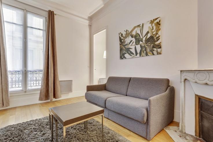 Elegante sala de estar con mobiliario moderno en un apartamento en Building Rue Croix des Petits Champs - paris-appartements-services - 1523232 en 1st arrondissement, Paris