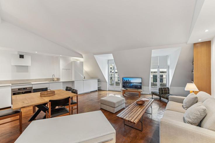 Sala de estar elegantemente projetada com móveis modernos em um apartamento no Building Rue Bachaumont - paris-appartements-services - 1523236 em 2nd arrondissement, Paris