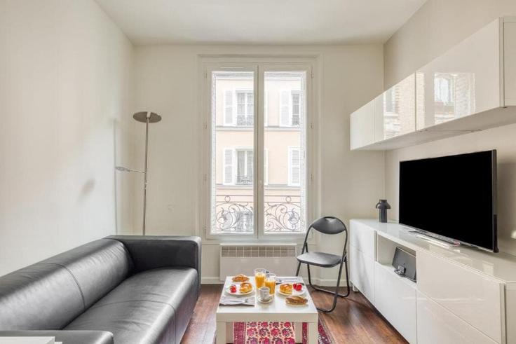 Salle de séjour élégante avec mobilier moderne dans un appartement à Building Rue Claude Decaen - paris-conciergerie - 1467071 à 12th arrondissement, Paris