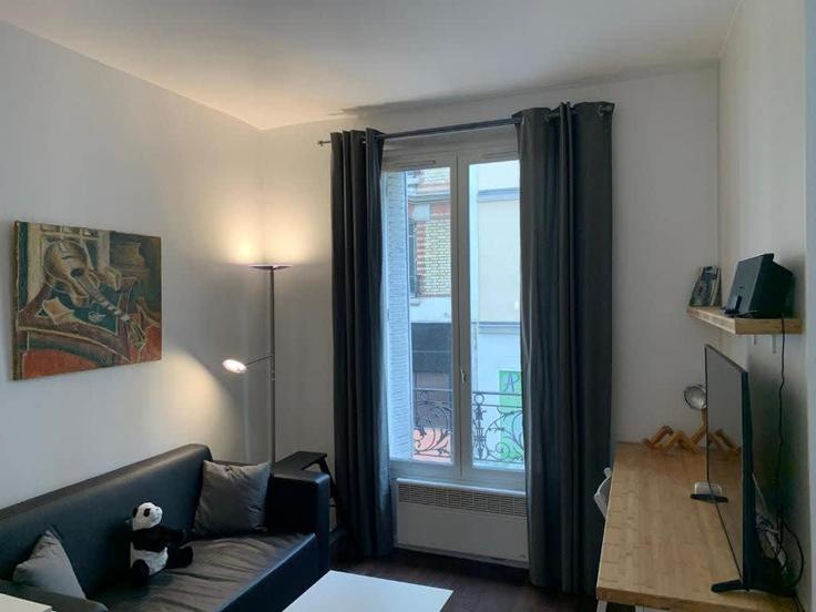 Salle de séjour élégante avec mobilier moderne dans un appartement à Building Rue Claude Decaen - paris-conciergerie - 1467072 à 12th arrondissement, Paris