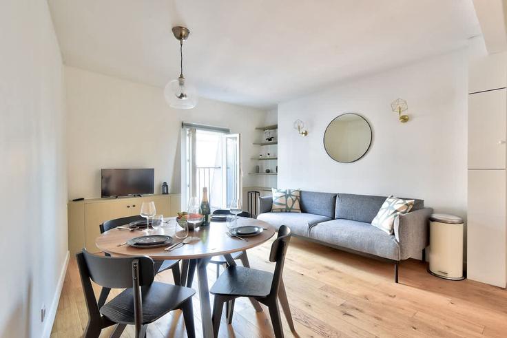 Elegant gestaltetes Wohnzimmer mit moderner Einrichtung in einer Wohnung im Building Rue Muller - paris-conciergerie - 1353237 in 18th arrondissement, Paris