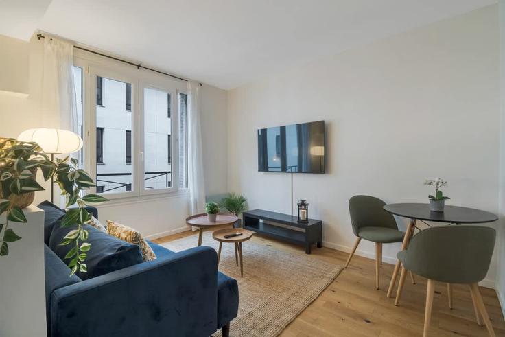 Elegant gestaltetes Wohnzimmer mit moderner Einrichtung in einer Wohnung im Building Rue Saint-Dominique - paris-conciergerie - 1353227 in 7th arrondissement, Paris
