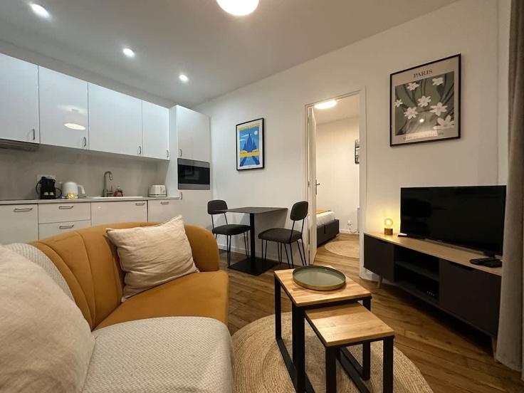 Building Rue Ramey - paris-conciergerie - 1353233 adresindeki bir dairede modern mobilyalarla zarif bir şekilde tasarlanmış oturma odası 18th arrondissement, Paris