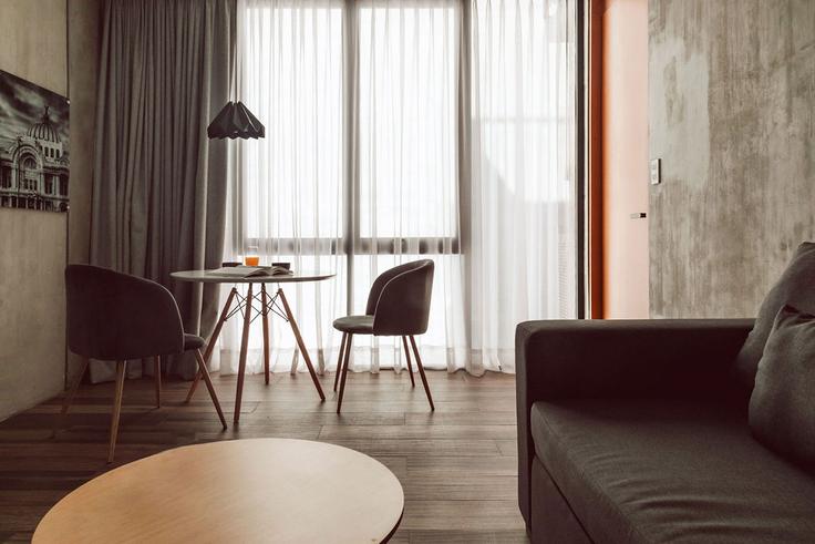 Elegant gestaltetes Wohnzimmer mit moderner Einrichtung in einer Wohnung im Building Carlos B. Zetina - park-life-condesa - 1470306 in Mexico City, Mexico City