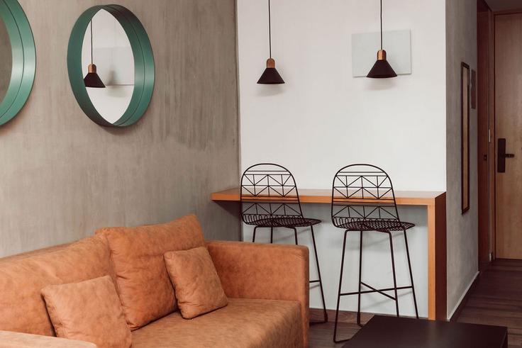 Elegant gestaltetes Wohnzimmer mit moderner Einrichtung in einer Wohnung im Building Carlos B. Zetina - park-life-condesa - 1470305 in Mexico City, Mexico City