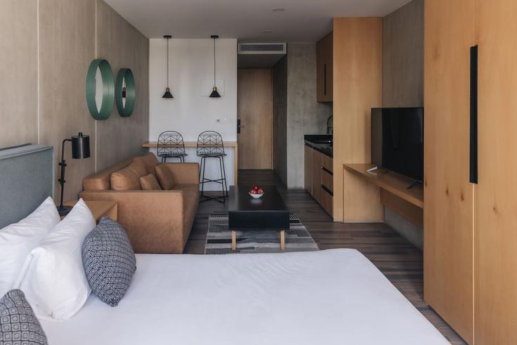 Elegante sala de estar con mobiliario moderno en un apartamento en Building Carlos B. Zetina - park-life-condesa - 1470305 en Mexico City, Mexico City