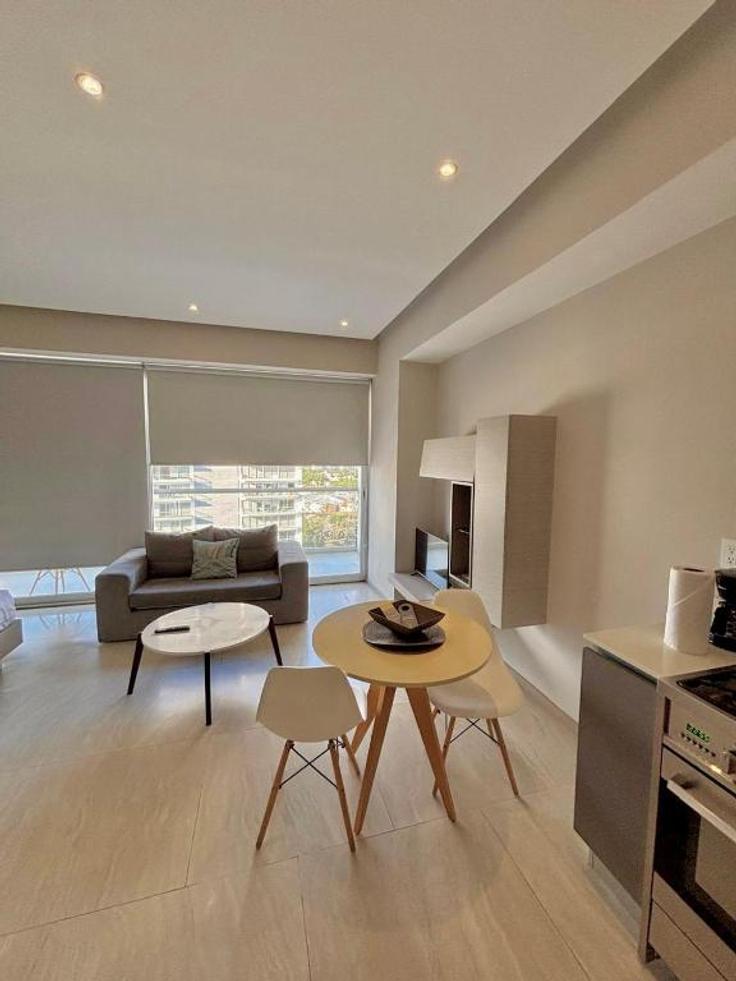 Sala de estar elegantemente projetada com móveis modernos em um apartamento no Building Diagonal San Jorge - park-life-guadalajara - 1470307 em Guadalajara, Guadalajara