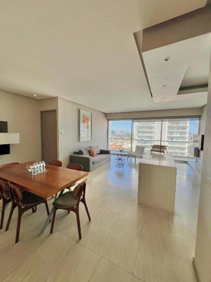 Sala de estar elegantemente projetada com móveis modernos em um apartamento no Building Diagonal San Jorge - park-life-guadalajara - 1470309 em Guadalajara, Guadalajara