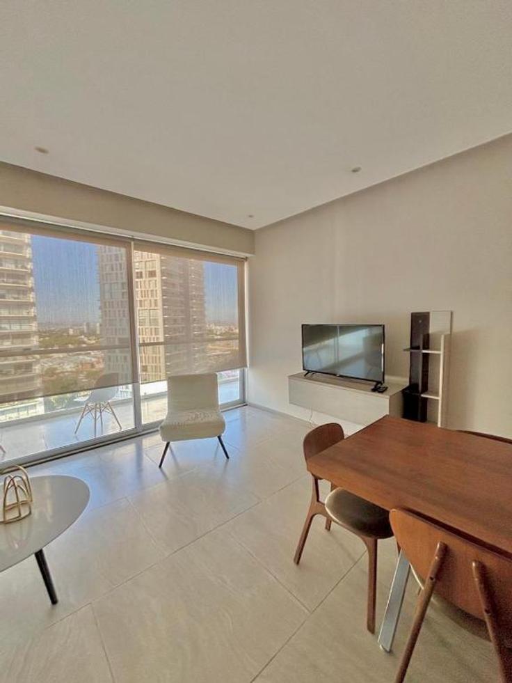 Sala de estar elegantemente projetada com móveis modernos em um apartamento no Building Diagonal San Jorge - park-life-guadalajara - 1470308 em Guadalajara, Guadalajara
