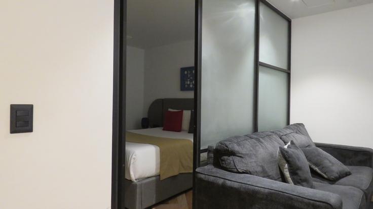 Elegante sala de estar con mobiliario moderno en un apartamento en Building Avenida Presidente Masaryk - park-life-masaryk - 1470599 en Mexico City, Mexico City