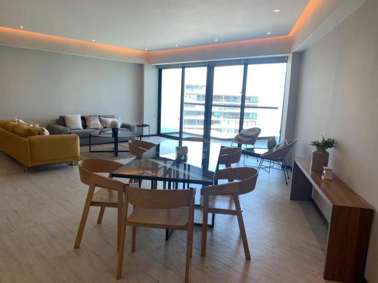 Bucerías BuceríasのBuilding Av. Playa los Picos.961 Bucerías - park-life-narval - 1470633のアパートメントにある、モダンな家具を備えたエレガントなデザインのリビングルーム Bucerías BuceríasのBuilding Av. Playa los Picos.961 Bucerías - park-life-narval - 1470633のアパートメントにある、モダンな家具を備えたエレガントなデザインのリビングルーム