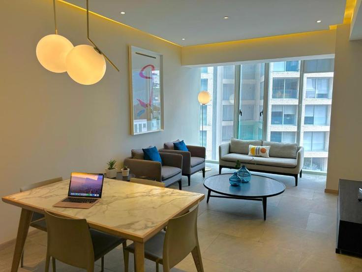 Elegant gestaltetes Wohnzimmer mit moderner Einrichtung in einer Wohnung im Building Avenida Santa Fe - park-life-paradox - 1476003 in Mexico City, Mexico City