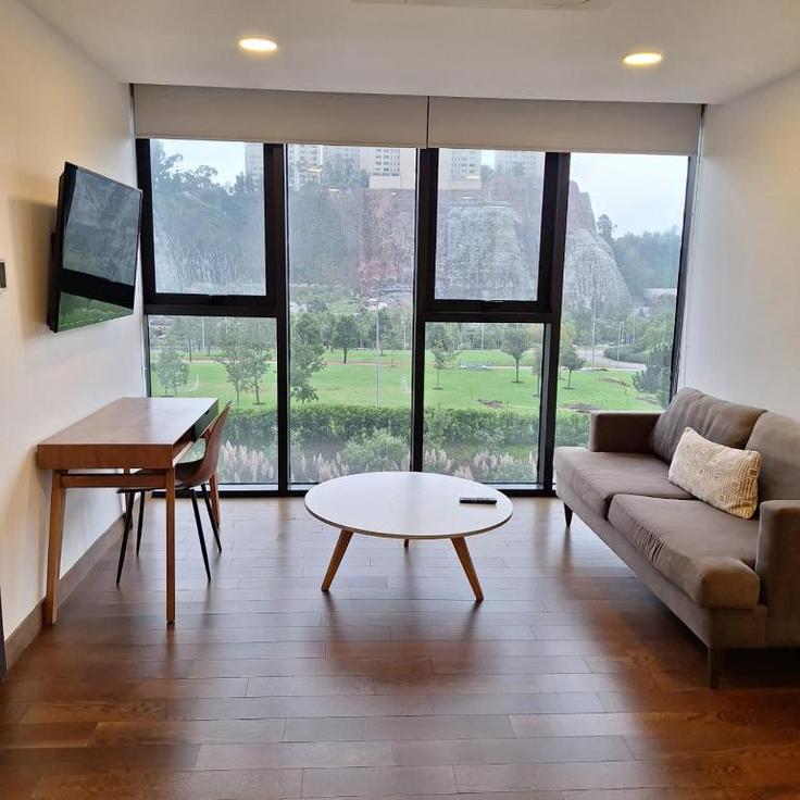 Sala de estar elegantemente projetada com móveis modernos em um apartamento no Building Avenida Santa Fe - park-life-santa-fe-siroco - 1470303 em Mexico City, Mexico City