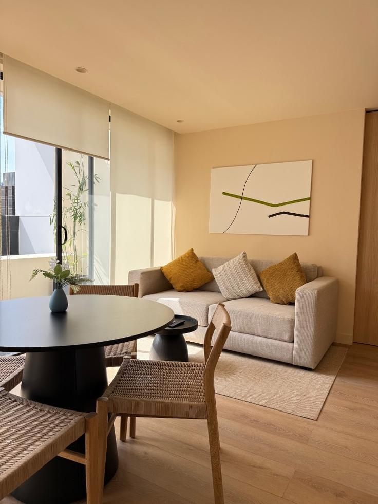 Elegant gestaltetes Wohnzimmer mit moderner Einrichtung in einer Wohnung im Building Lamartine - parklifeproperties - 1578386 in Mexico City, Mexico City