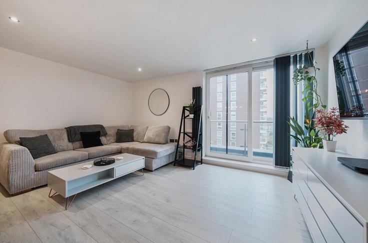 West Molesey ElmbridgeのBuilding Hurst Road - passthekeysnorthsurvey - 1054560 - LONのアパートメントにある、モダンな家具を備えたエレガントなデザインのリビングルーム