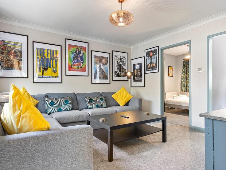 Sala de estar elegantemente projetada com móveis modernos em um apartamento no Building Scaife Gardens - passthekeyss - 1251994 - LON em York, York