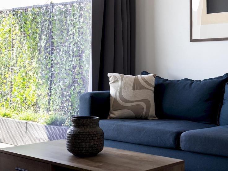 Sala de estar elegantemente projetada com móveis modernos em um apartamento no Building Brayford Wharf North - passthekeyss - 1332610 em Lincoln District, Lincoln