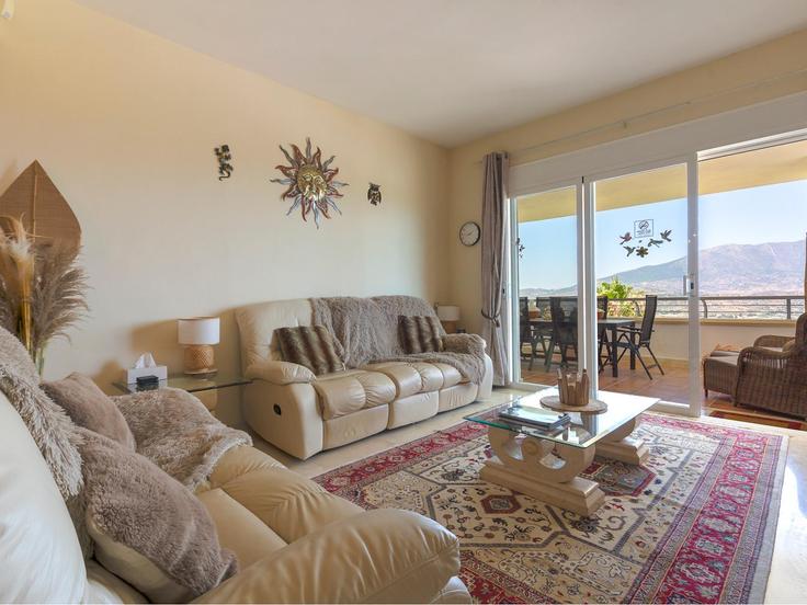 Sala de estar elegantemente projetada com móveis modernos em um apartamento no Building Lugar Urbanizacion Cala Golf - passthekeyss - 1258955 - MLG em Mijas, Mijas Sala de estar elegantemente projetada com móveis modernos em um apartamento no Building Lugar Urbanizacion Cala Golf - passthekeyss - 1258955 - MLG em Mijas, Mijas