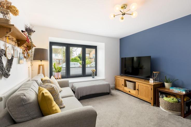 Elegante sala de estar con mobiliario moderno en un apartamento en Building Upper Holly Walk - passthekeyss - 1367390 en Warwick District, Leamington Spa Elegante sala de estar con mobiliario moderno en un apartamento en Building Upper Holly Walk - passthekeyss - 1367390 en Warwick District, Leamington Spa