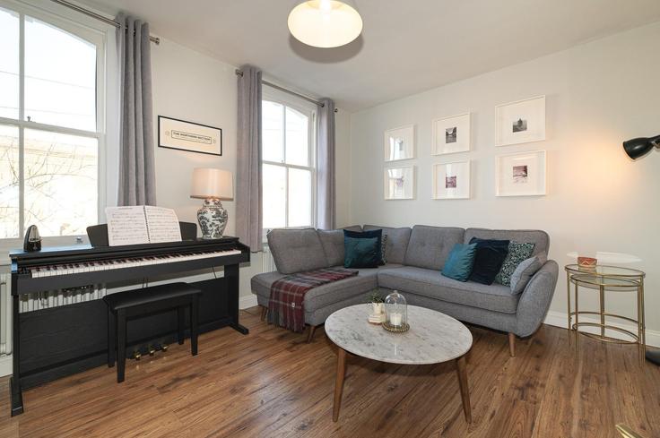 London London Borough of SouthwarkのBuilding Reverdy Road - passthekeyss - 1371905のアパートメントにある、モダンな家具を備えたエレガントなデザインのリビングルーム London London Borough of SouthwarkのBuilding Reverdy Road - passthekeyss - 1371905のアパートメントにある、モダンな家具を備えたエレガントなデザインのリビングルーム